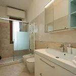 3 Flat, 15 Minutes From Navigli-humanitas Lägenhet *