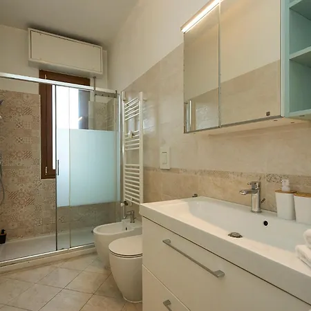 3 Flat, 15 Minutes From Navigli-humanitas Lägenhet *