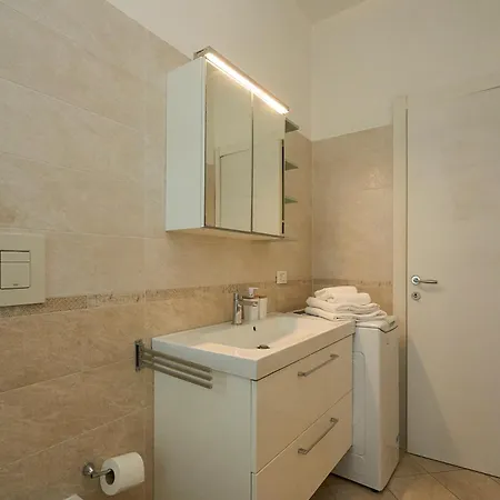 3 Flat, 15 Minutes From Navigli-humanitas Lägenhet